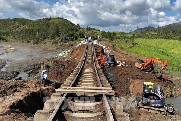 Ngành đường sắt ngừng chạy 45 chuyến tàu và chuyển tải 3.400 hành khách bằng ô tô