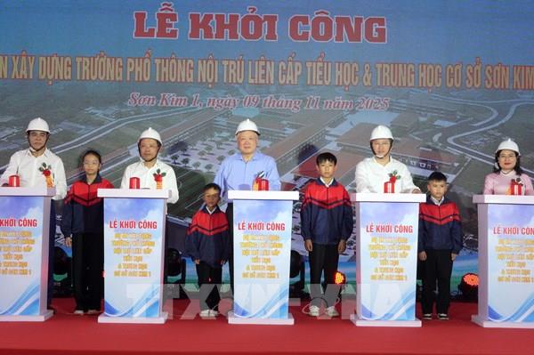 Phó Thủ tướng Thường trực Chính phủ Nguyễn Hòa Bình dự Lễ khởi công trường học vùng biên ở Hà Tĩnh