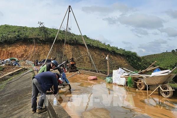 Bắt đầu khoan phụt chống thấm để xử lý sự cố nứt đập hồ thuỷ lợi Cay An