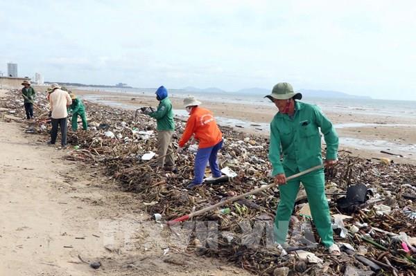 Tp Hồ Chí Minh: Rác thải đại dương tràn vào bãi biển bãi Sau