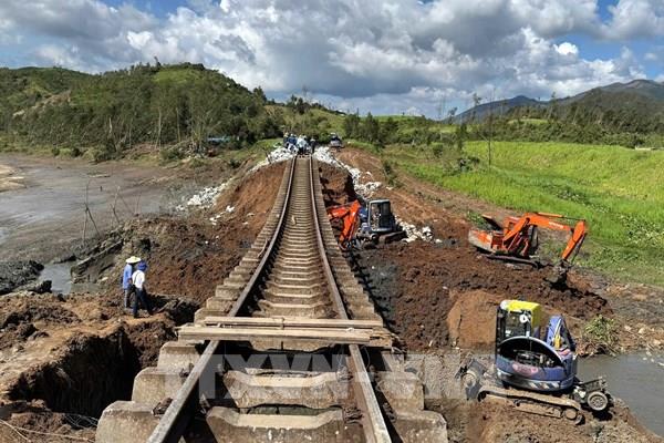 Dự kiến đêm nay sẽ thông tuyến đường sắt Bắc - Nam bị sạt lở