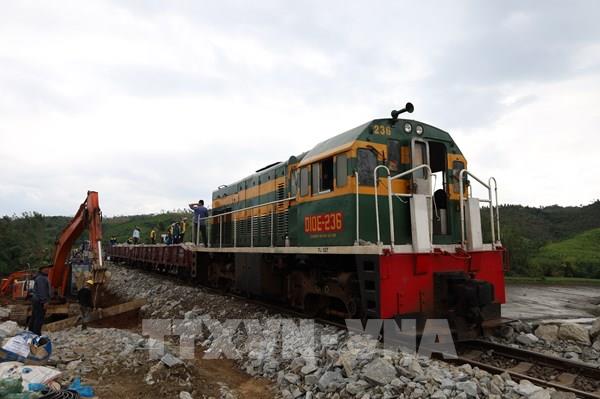 Chính thức thông tuyến đường sắt Bắc - Nam sau 4 ngày bị sạt lở do bão số 13