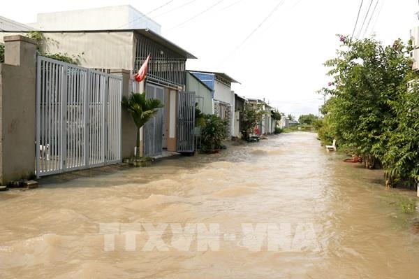 Lâm Đồng: Nhiều hộ dân và đường giao thông ngập sâu trong nước