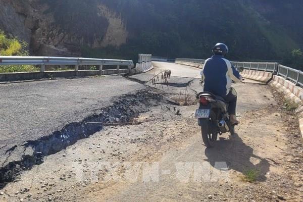 Lai Châu: Cầu cạn hư hỏng, người dân vẫn liều mình đi qua