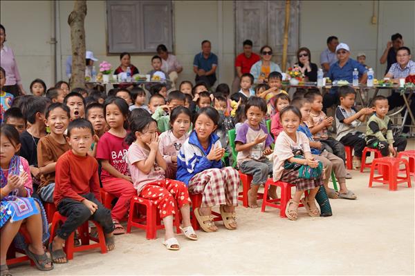 Vietravel tiếp tục hành trình chia sẻ yêu thương đến em nhỏ vùng cao