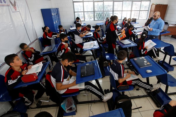 Mexico hướng tới xóa mù chữ vào năm 2026