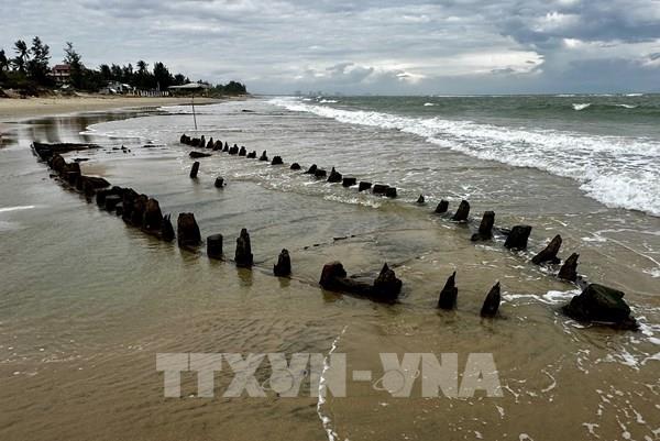 Hình ảnh tàu cổ phát lộ ở bờ biển Hội An