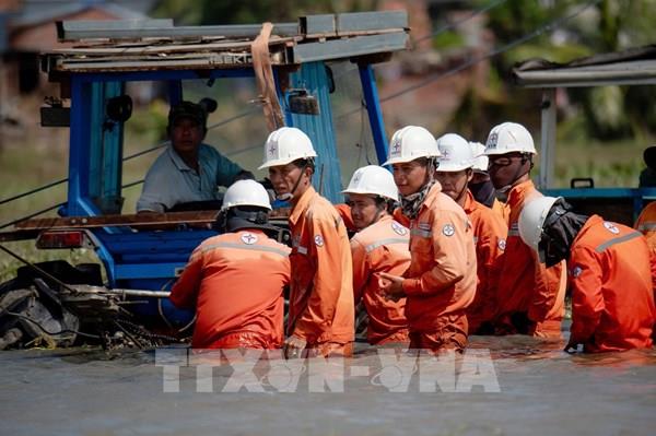 Điện lực miền Trung khôi phục gần 100% điện sau bão số 13