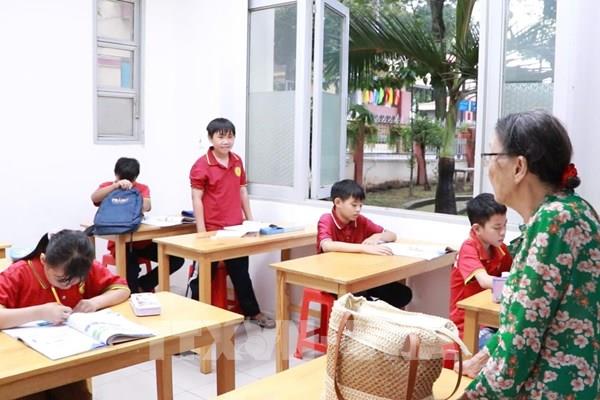 Bà giáo Sài Gòn bán vé số, nuôi ước mơ con chữ suốt 10 năm