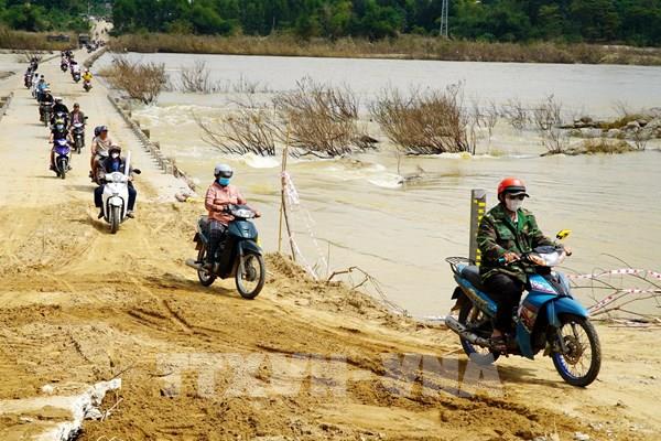 Quảng Ngãi thông tuyến tạm thời cầu tràn Thạch Nham trên tuyến ĐT.623B