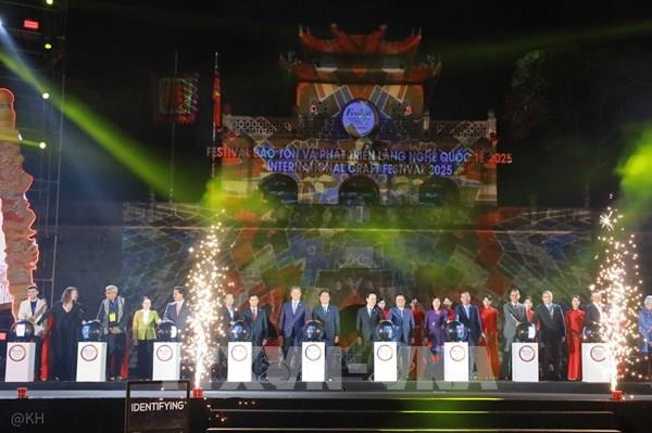 Hà Nội khai mạc Festival bảo tồn và phát triển Làng nghề Quốc tế 2025