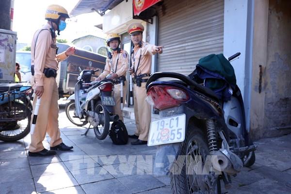 Hà Nội xử lý hàng loạt tài xế che biển số, dùng điện thoại khi lái xe