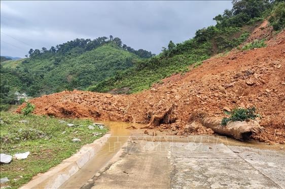 Khắc phục hư hỏng, sạt lở trên đường Hồ Chí Minh nhánh Tây