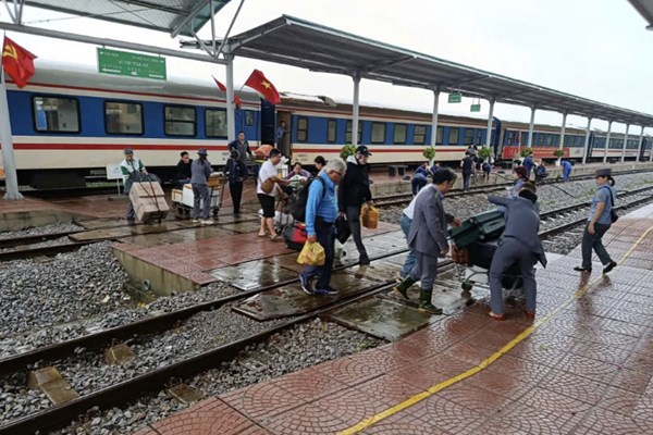 Nhiều chuyến tàu đang nằm chờ trên tuyến tại Khánh Hoà do mưa lớn