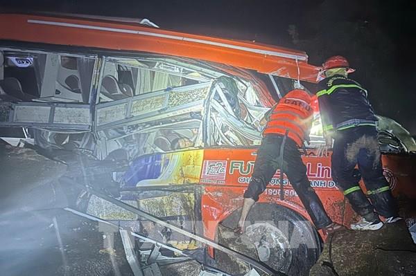 Sạt lở đèo Khánh Lê và đèo Khánh Sơn (tỉnh Khánh Hòa) khiến nhiều người bị vùi lấp