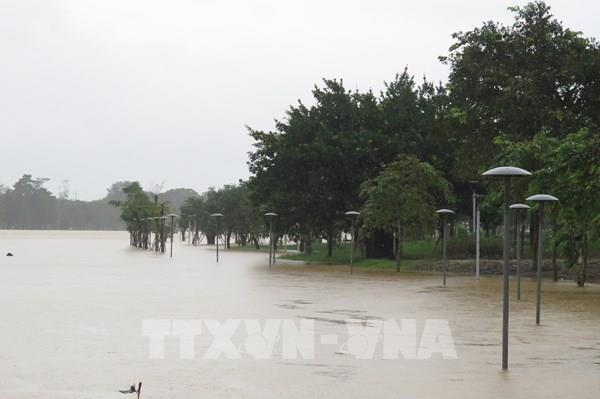 Nhiều tuyến đường vùng núi ở Huế bị ngập và sạt lở do mưa lớn