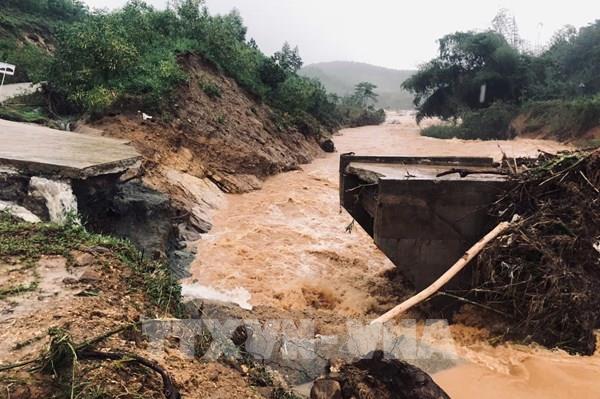 Cầu Nước Bao xã Sơn Hà (Quảng Ngãi) bị gãy 1 nhịp, hơn 280 hộ bị chia cắt