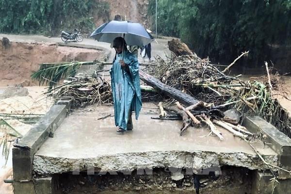 Lốc xoáy, mưa lớn tàn phá Quảng Ngãi, nhiều khu vực bị chia cắt