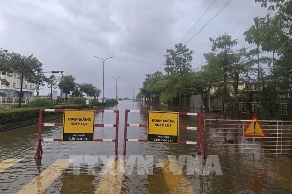 Huế: Mưa lớn gây ngập lụt, sạt lở nhiều tuyến giao thông