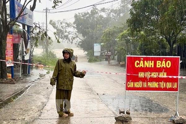 Mưa lớn gây ngập lụt, chia cắt giao thông ở Đắk Lắk