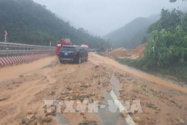 Nạn nhân mắc kẹt được đưa ra khỏi vị trí sạt lở ở đèo Khánh Lê