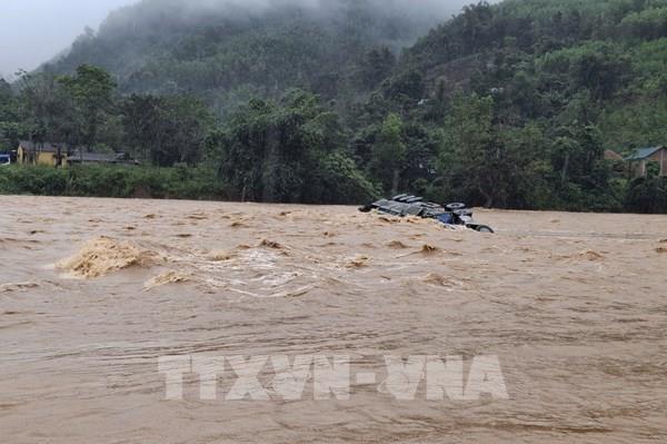 Tìm kiếm tài xế xe container bị lũ cuốn mất tích