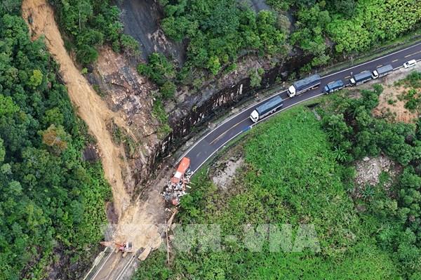 Hình ảnh sạt lở đèo Khánh Lê (Khánh Hòa) nhìn từ trên cao