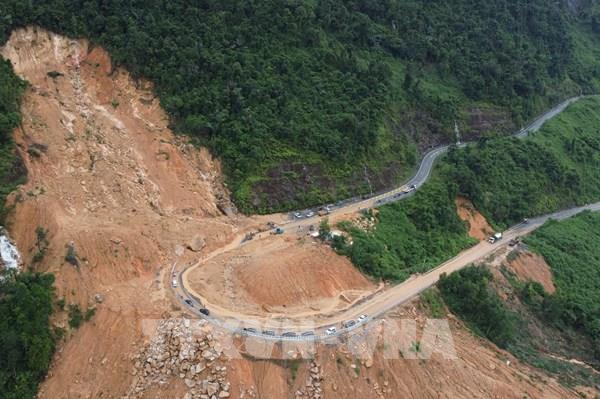 Khẩn trương khắc phục sự cố sạt lở đất tại đèo Khánh Lê, tỉnh Khánh Hòa