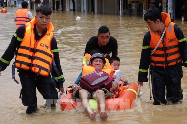Nhiều địa phương ở Nam Khánh Hòa vẫn ngập lụt, phải di dời dân