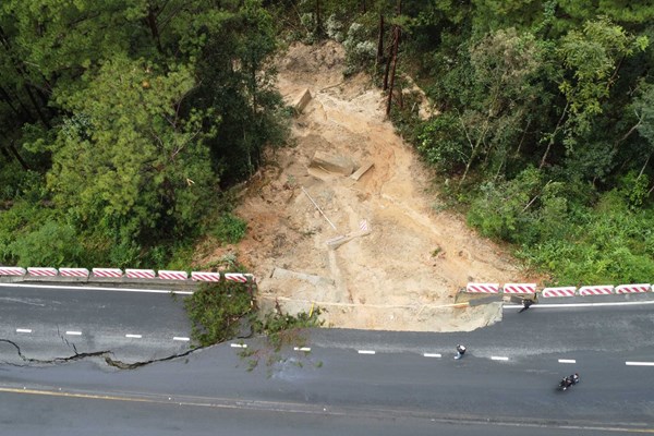 Sạt lở nghiêm trọng tại đèo Prenn lên Đà Lạt