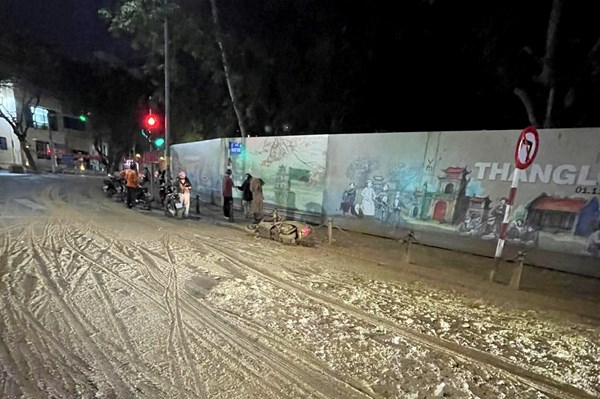 Hà Nội: Bùn nhão tràn trên đường khiến người đi xe máy trượt ngã