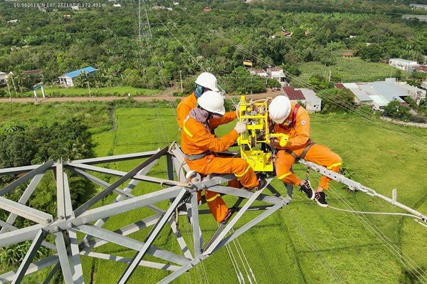 Xử lý hiện tượng dây chống sét bị tưa trên đường dây 500kV không cần cắt điện