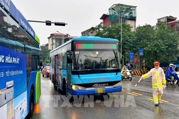 Xử lý nhiều xe buýt đi sai luồng tuyến tại khu vực phía Bắc cầu Chương Dương