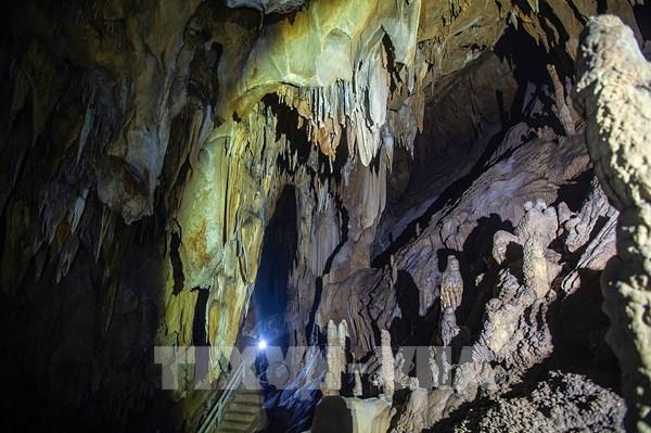 Bí ẩn "kỳ quan trong lòng núi’ giữa đại ngàn Mường cổ