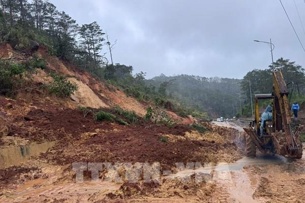 30 vị trí sạt lở do mưa lớn, Quảng Ngãi đang nỗ lực thông xe trên các tuyến đường