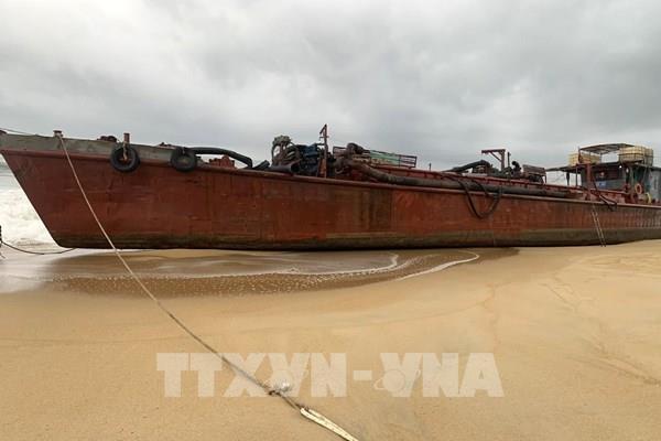 Tàu hàng chứa 2.000 lít dầu bị mắc cạn trên cát