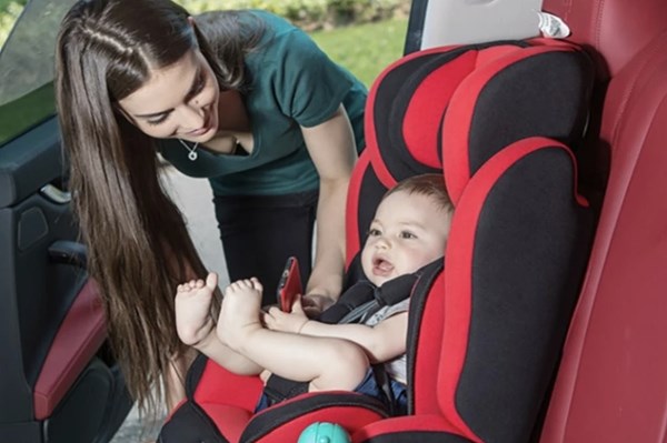 Cục Cảnh sát giao thông giải đáp quy định việc sử dụng thiết bị an toàn cho trẻ em