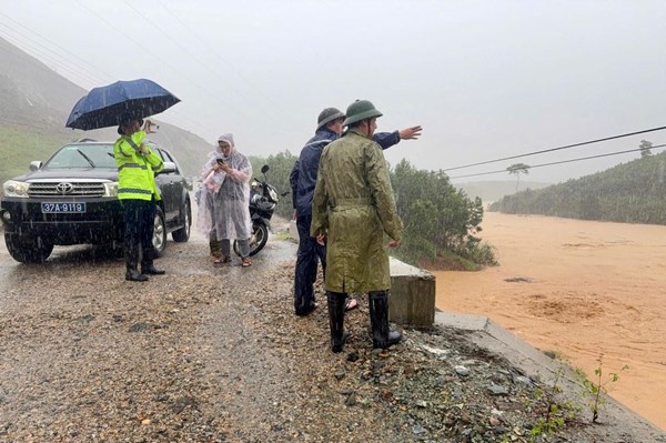 Khẩn trương đặt thêm biển cảnh báo trên Quốc lộ 14E sau sự cố sạt lở 