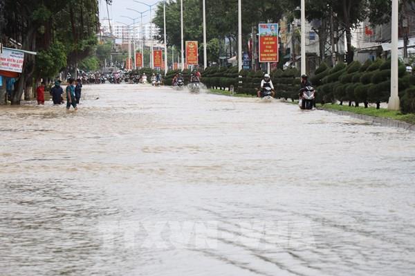 Khánh Hòa: Nhiều đoàn tàu phải dừng chạy do mưa lớn, ngập lụt