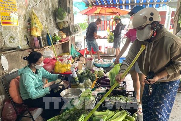 TP. Hồ Chí Minh: Mưa liên tục khiến nhiều diện tích rau bị ảnh hưởng, giá tăng cao