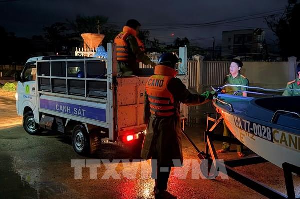 Trắng đêm cùng người dân vùng lũ