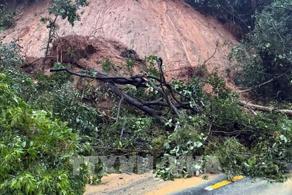 Khánh Hòa: Đèo Ngoạn Mục sạt lở thêm 4 điểm mới nguy hiểm