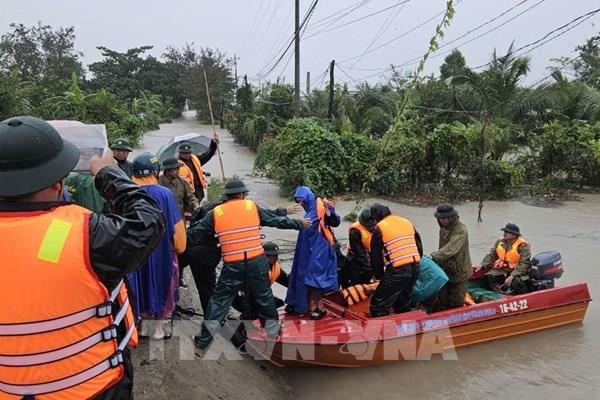 Gia Lai di dời, tiếp tế lương thực cho người dân vùng ngập lụt