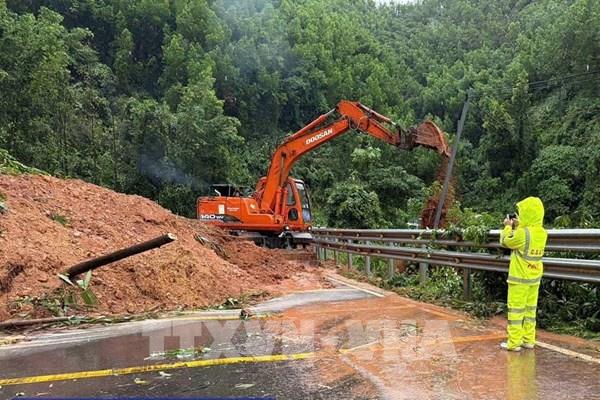 Mưa lũ gây sạt lở, chia cắt nhiều tuyến giao thông tại Đắk Lắk