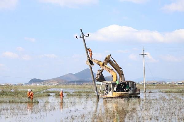 Tăng tốc khôi phục sự cố điện ở khu vực bị ảnh hưởng mưa lũ
