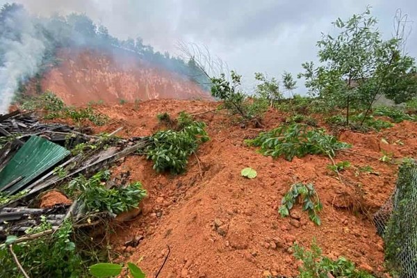 Sạt lở vùi lấp 1 nhà dân tại đường Trường Sơn Đông