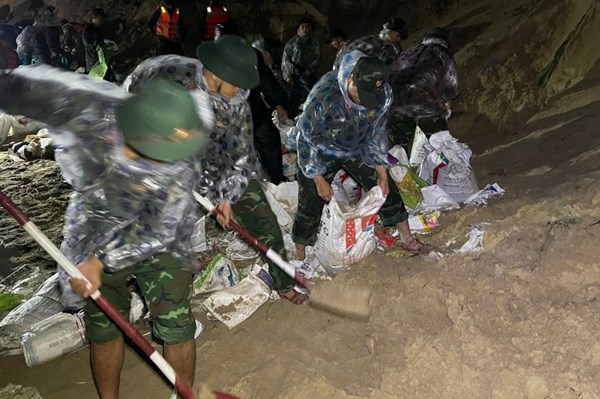 Đà Nẵng: Hơn 500 cán bộ, chiến sĩ xuyên đêm cứu hộ sạt lở ở thôn An Lương