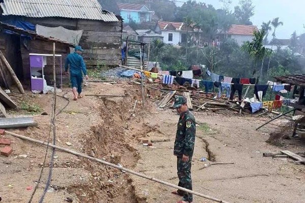 Quảng Ngãi di dời khẩn cấp 113 hộ dân Tây Trà Bồng do nứt núi