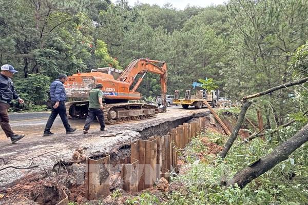 Đèo Mimosa sụt lở nghiêm trọng, cửa ngõ Đà Lạt bị phong tỏa trong đêm