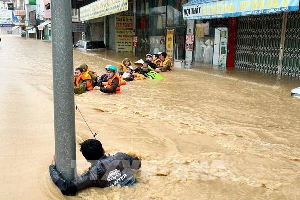 Nỗ lực giành từng phút để bảo vệ người dân vùng ngập Khánh Hòa
